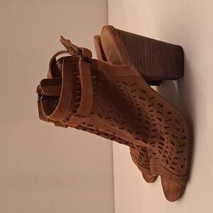 BCBGeneration size 7.5 brown suede leather cut out peep toe sandal